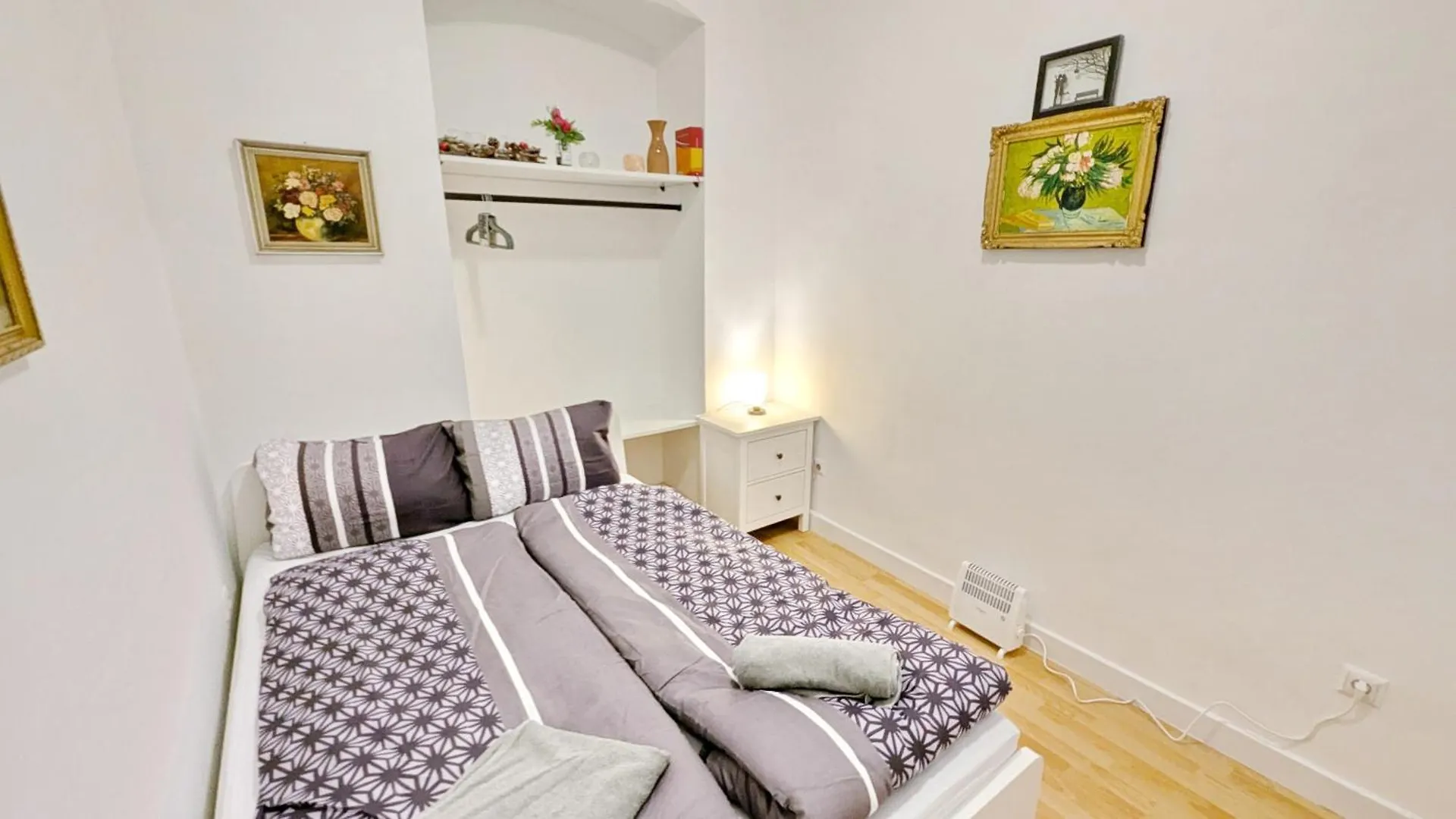 Cozy Rooms In Lugner City Area Vienna Austria
